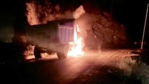 फिल्मी स्टाइल में अग्रिकांड, आग का गोला बना सड़क पर दौड़ रहा ट्रक, 30 लाख रुपए स्वाह