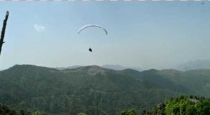 हरिपुरधार में पैराग्लाइडिंग का टेस्ट, प्रदेश भर से पहुंचे अनुभवी पायलटों ने भरी उड़ान
