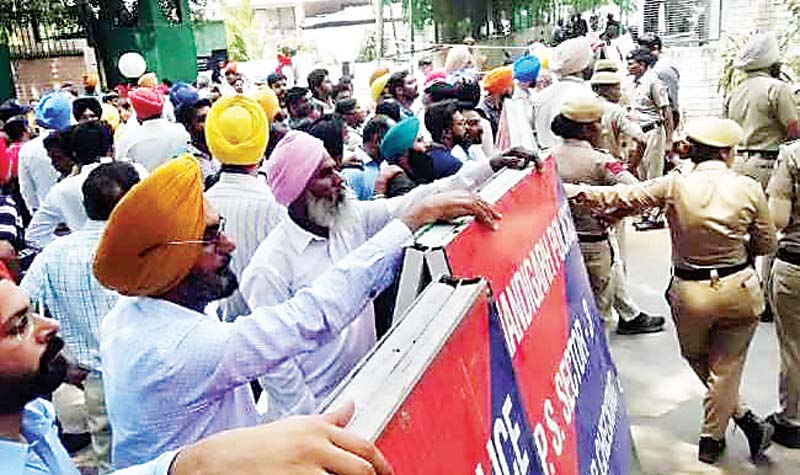 चंडीगढ़ पंजाब भवन के बाहर हंगामा, फरियादियों को अंदर जाने से रोकने पर सरकार के खिलाफ लगाए नारे
