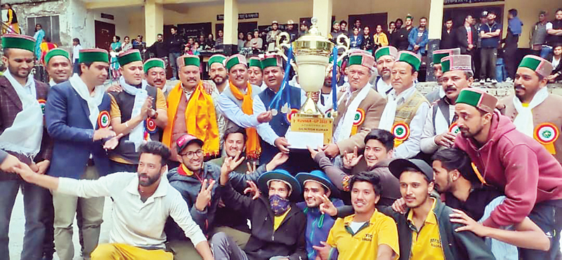 डीसीसी जानी टीम ने मेजबानों को हरा जीती क्रिकेट ट्रॉफी