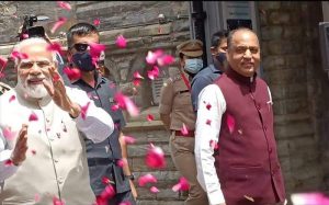 Modi In Himachal: खुद को रोक न पाए पीएम, जनता का प्यार देख खुद गाड़ी से उतर पैदल चले