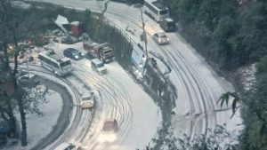 Shimla News: राजधानी में दोपहर तीन बजे कुछ ऐसा हुआ कि काली सड़कें हो गईं सफेद