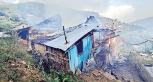 Himachal News : रोहड़ू में तीन मकान, नालागढ़ में झुग्गियां राख