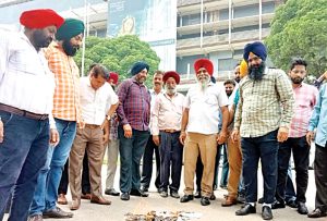 पहले बजट की प्रतियां जलाईं, पंजाब स्कूल शिक्षा बोर्ड के मुख्य द्वार पर कर्मचारियों ने जताया रोष