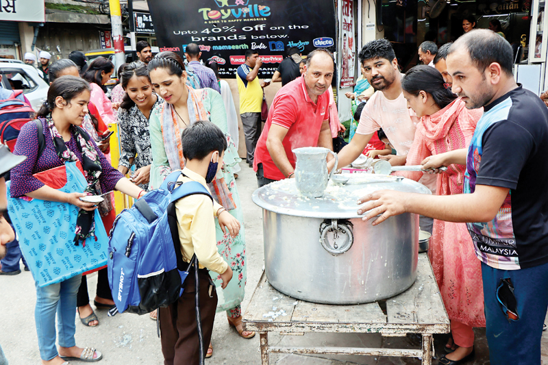 सावन का सोमवार… छोटी काशी में आस्था का सैलाब
