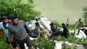 Mandi News: पहाड़ी से गिरे पत्थरों की चपेट में आई गाड़ी, ब्यास में गिरी, एक व्यक्ति की मौत