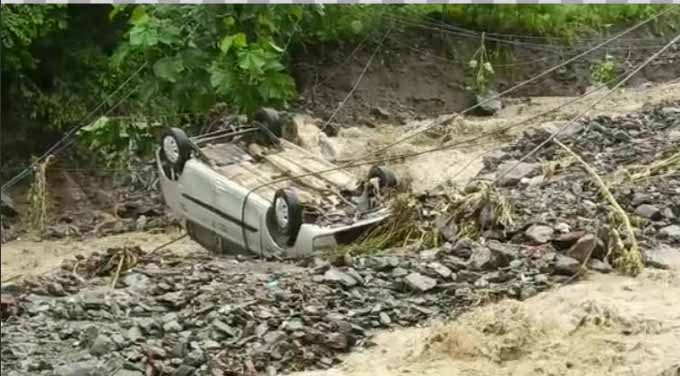 नेरवा में तबाही की बरसात, चार वाहन बहे
