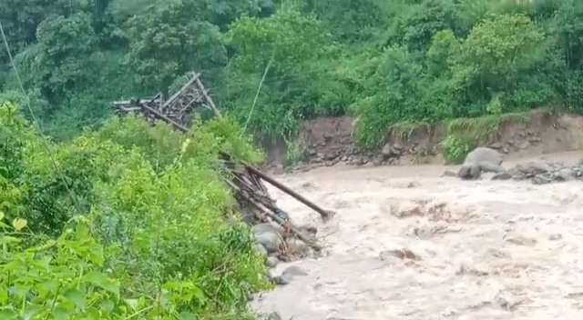 बाढ़ में बहीं पानी की पाइपें और ट्रांसफार्मर, बिजली पानी बंद होने से ग्रामीणों को हो रही दिक्कतें