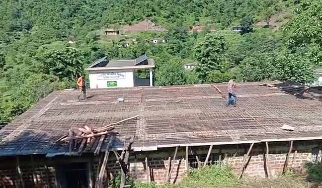 स्कूल भवन निर्माण में ऐसी कोताही बर्दाश्त नहीं, ग्रामीणों ने पुराना सरिया डालने पर जताया रोष