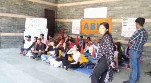 कुल्लू कालेज में एबीवीपी की हड़ताल, मांगें पूरी न होने पर चुनावों में सरकार का करेंगे विरोध