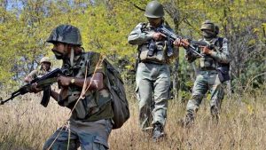 जम्मू-कश्मीर: शोपियां में सुरक्षाबलों और आतंकियों के बीच मुठभेड़ जारी, एक आतंकी ढेर