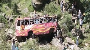 जम्मू-कश्मीर: राजौरी-पुंछ हाईवे पर हादसा, खाई में गिरी निजी बस, 5 यात्रियों की मौत, 15 घायल