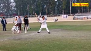अनुराग ठाकुर ने क्रिकेट मैदान में घुमाया बल्ला, खिलाडिय़ों से हुए रू-ब-रू, लगाए चौके-छक्के