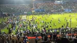 इंडोनेशिया के जावा प्रांत में फुटबॉल मैच के दौरान भड़की हिंसा, 127 लोगों की मौत, कई घायल