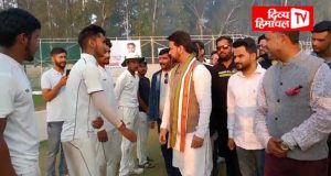 अनुराग ठाकुर ने क्रिकेट मैदान में घुमाया बल्ला, खिलाडिय़ों से भी हुए रू-ब-रू