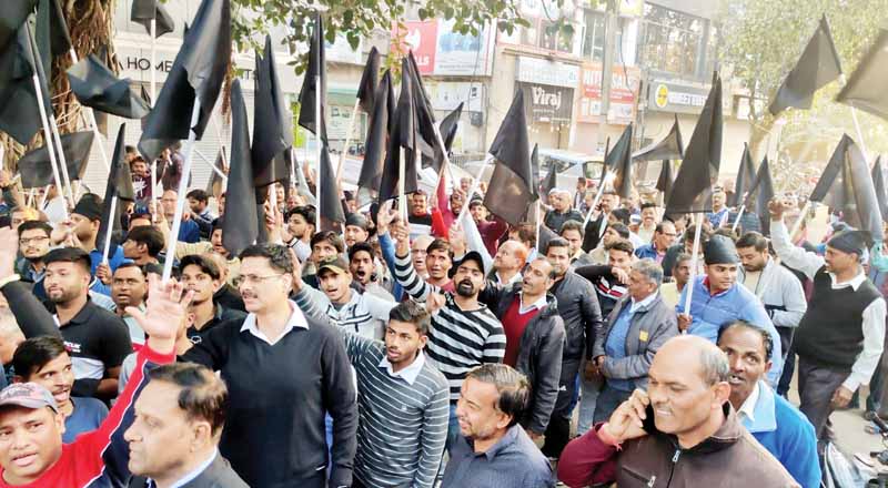 चंडीगढ़ में काले कपड़े पहनकर प्रदर्शन, छोटे प्लाटों को लेकर कारोबारियों ने प्रशासन के खिलाफ खोला मोर्चा
