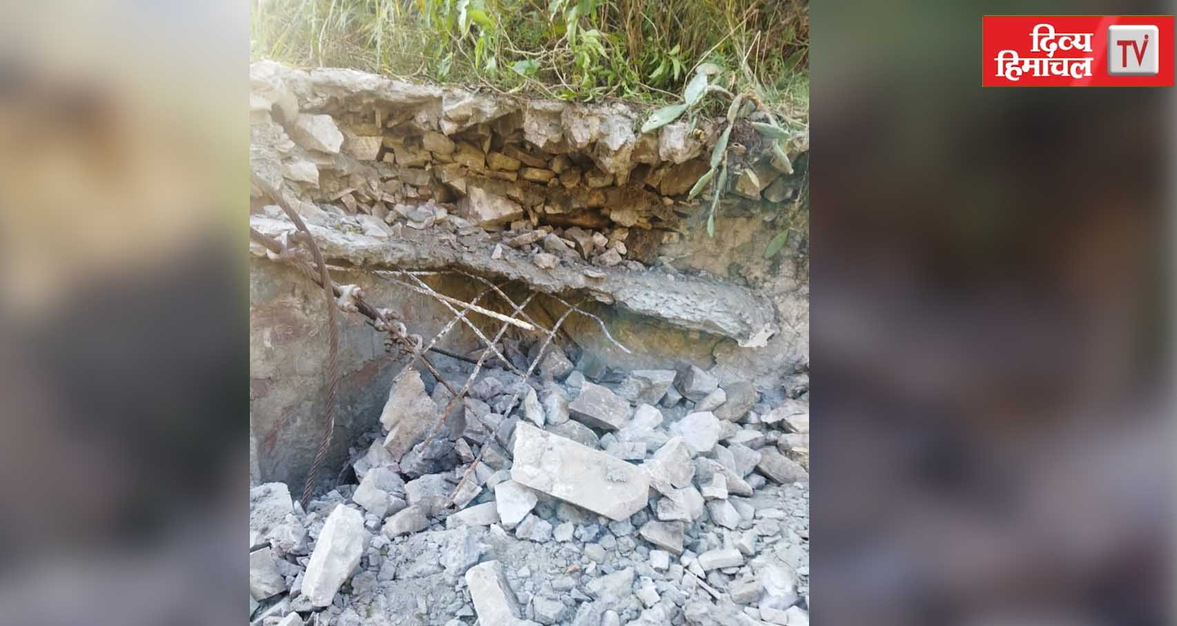 शरारती तत्त्वों ने तोड़ डाला झूला पुल, ग्रामीणों का शिमला से टूटा संपर्क