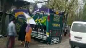 Bus Accident: जम्मू-कश्मीर के कुपवाड़ा में हादसा, यात्री बस पलटने से 20 यात्री घायल