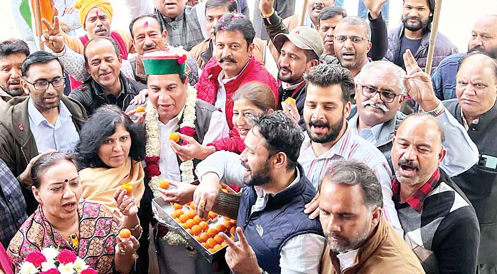 हिमाचल भवन में जीत का जश्न; चंडीगढ़ में कांग्रेस कार्यकताओं का ढोल की थाप पर डांस, मिठाइयां बांटीं