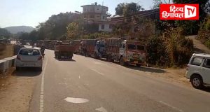 भोटा वाईपास के पास   बिलासपुर बीडीटीएस  युनियन  ने रोके  सीमेंट से  लदे  दर्जनो ट्रक