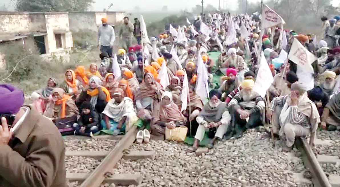 किसानों ने धरना देकर रोकी ट्रेनें; केंद्र पर लगाया वादाखिलाफी का आरोप, प्रदर्शन जारी रखने का किया ऐलान