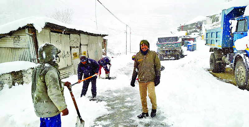 किन्नौर में जमकर हुई बर्फबारी, बिजली गुल