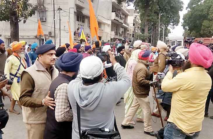 चंडीगढ़-मोहाली बॉर्डर हिंसा पर पुलिस एक्शन में, प्रदर्शनकारियों पर तमाम धाराओं में दर्ज की FIR
