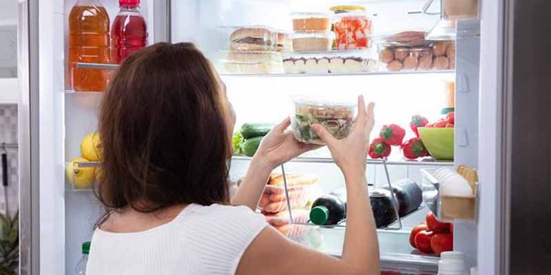 अगर आप भी फ्रिज में रखा हुआ खाना खाते हैं, तो जल्द ही छोड़ दें यह आदत, वरना…