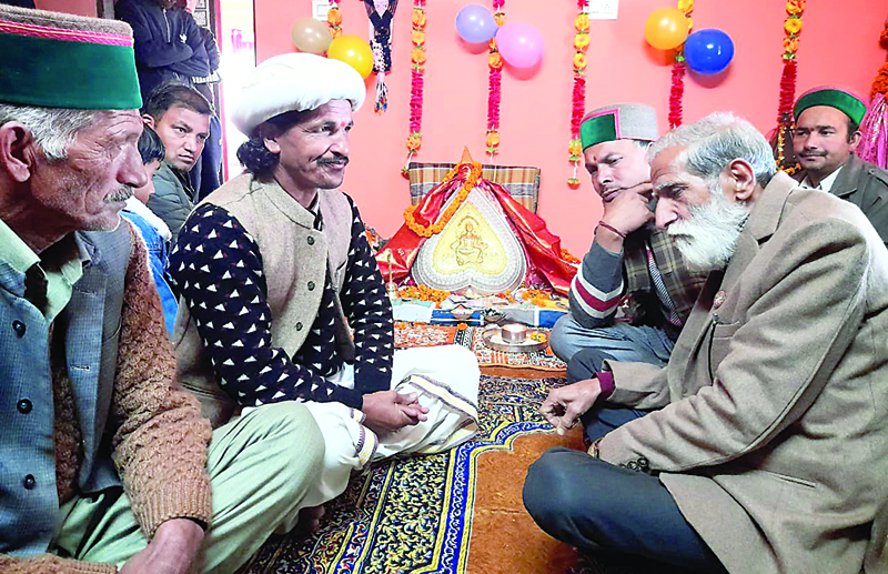 गुटकर पहुंचे बड़ा देव कमरूनाग - Divya Himachal