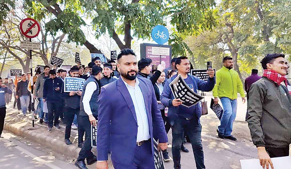 चंडीगढ़ में व्यापारियों का प्रदर्शन; मांगें पूरी न होने पर भडक़े, काली पट्टियां बांध निकाला मार्च