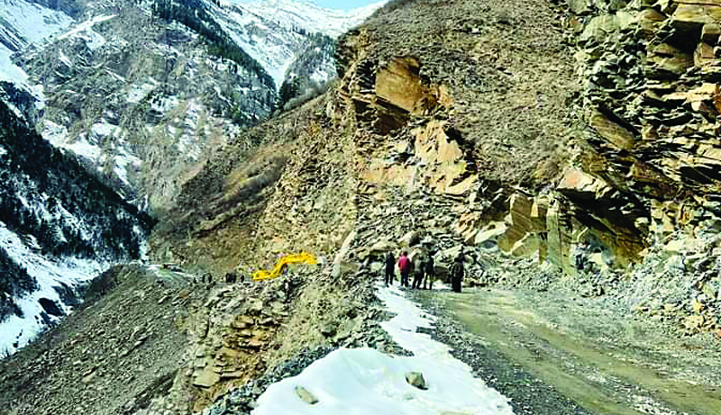 लाहुल के तिंदी के पास भू-स्खलन