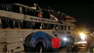 मथुरा में यमुना एक्सप्रेसवे पर हादसा, डिवाइडर से टकराकर पलटी बस, 3 यात्रियों की मौत, 17 घायल