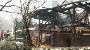 मणिकर्ण के छलाल गांव में अढ़ाई मंजिला मकान चढ़ा आग की भेंट, लाखों की संपत्ति जलकर राख