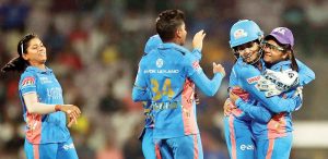 वूमंस प्रीमियर लीग : दिल्ली कैपिटल्स को हरा मुंबई इंडियंस ने लगाई जीत की हैट्रिक