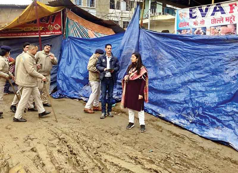 पड्डल मैदान खाली करवाने पहुंचा प्रशासन