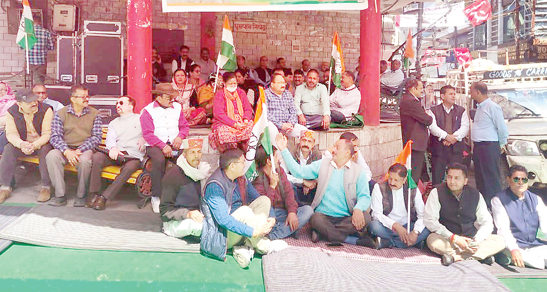 गांधी चौक में कांग्रेस का धरना-प्रदर्शन