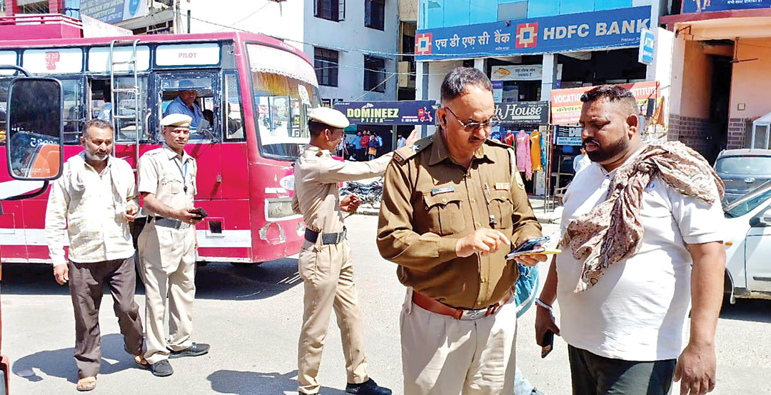 नादौन पुलिस ने यातायात नियमों की अवहेलना पर काटे 15 चालान