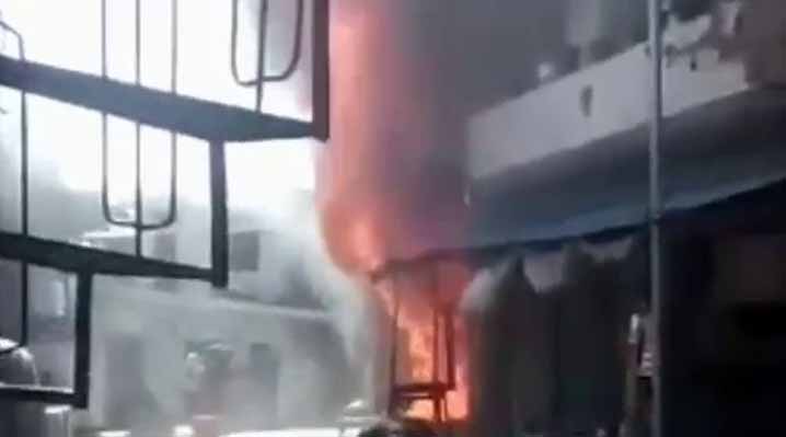 हमीरपुर के टिक्कर खतरियां में अग्रिकांड, ऊंची उठी लपटों ने दुकान-मकान को पहुंचाया नुकसान