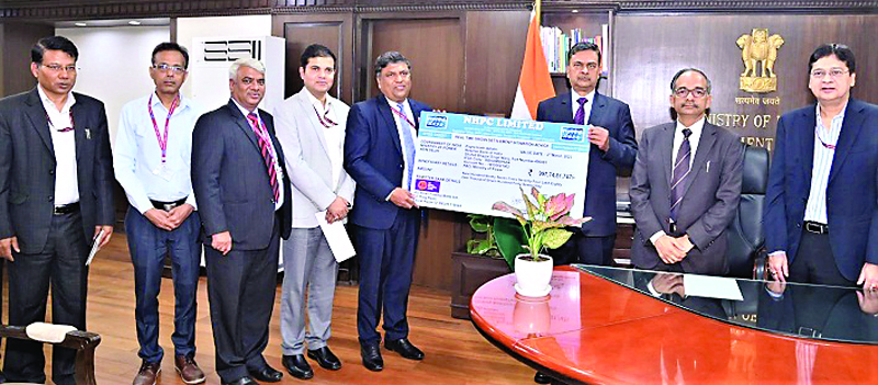 केंद्रीय मंत्री को एमडी ने सौंपा चेक व्य हिमाचल ब्यूरो, चंबा