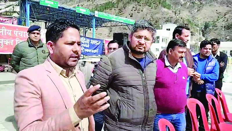 डीसी के आश्वासन के बाद धरना बंद