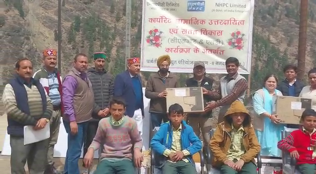 एनएचपीसी की ओर से स्कूल को मिला फर्नीचर और स्टडी मटिरियल