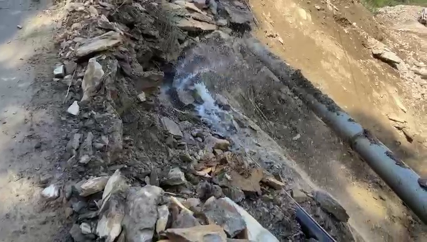 चंबा शहर में गहराया पेयजल संकट, सरोथा नाले के पास टूटी पानी की पाइप