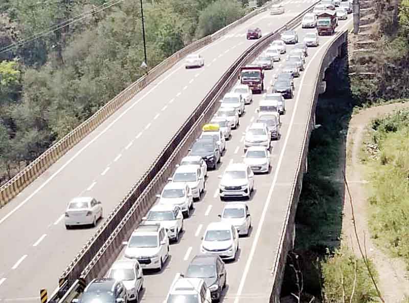 दस मिनट के सफर को लग रहा पौना घंटा