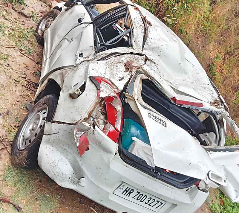 खाई में गिरी कार, चार अध्यापिकाएं घायल