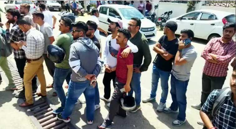 धर्मशाला में आईपीएल मैच की टिकट ब्लैक करते पकड़ा एचपीसीए का लाउंड्रीमैन