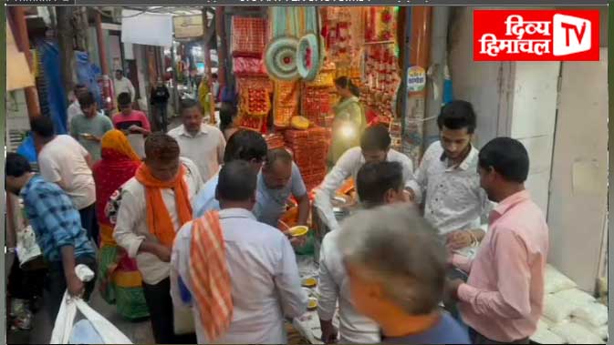 मंदिर बाजार कांगड़ा में दुकानदारों ने बांटा प्रसाद