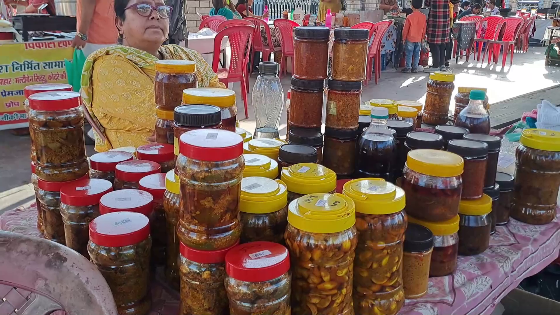 महिलाओं की आर्थिकी को सुदृढ़ करने का जरिया बनी ग्रामीण हाट, लोगों को भी खूब भा रहे उत्पाद