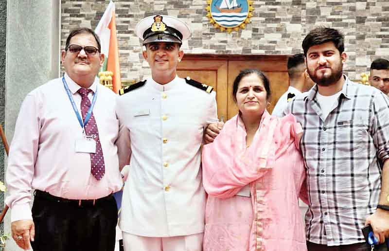 जिला हमीरपुर के अंबोटा गंघोट निवासी सुमित चंदेल असिस्टेंट कमांडेंट, बचपन से ही था देशसेवा करने का शौक