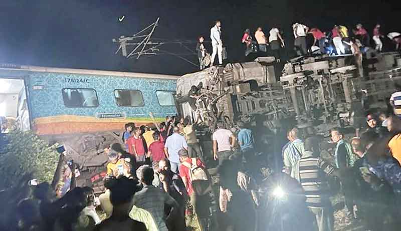 ओडिशा में दो ट्रेनें टकराईं, 50 की मौत; पटरी से उतरी कोरोमंडल एक्सप्रेस, बंगलुरु-हावड़ा सुपरफास्ट भी बेपटरी