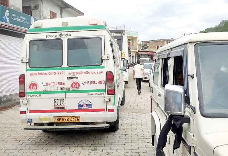 बिझड़ी में जाम में फंसी एंबुलेंस, रोजाना जूझ रहे लोग